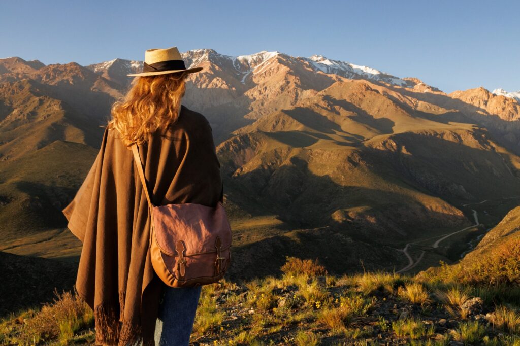 Una copa de vino, un libro y la montaña: invierno perfecto