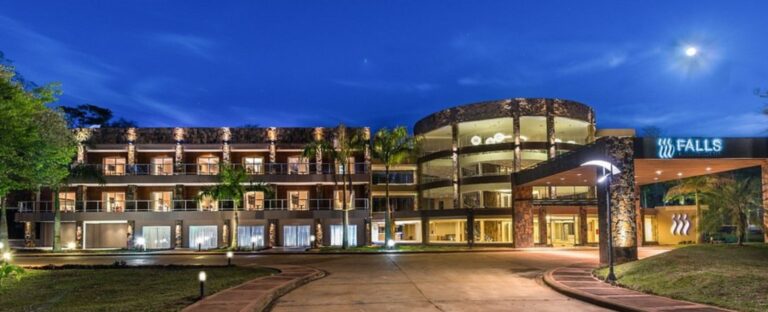 Falls Iguazú Hotel & Spa: brindar entre la selva