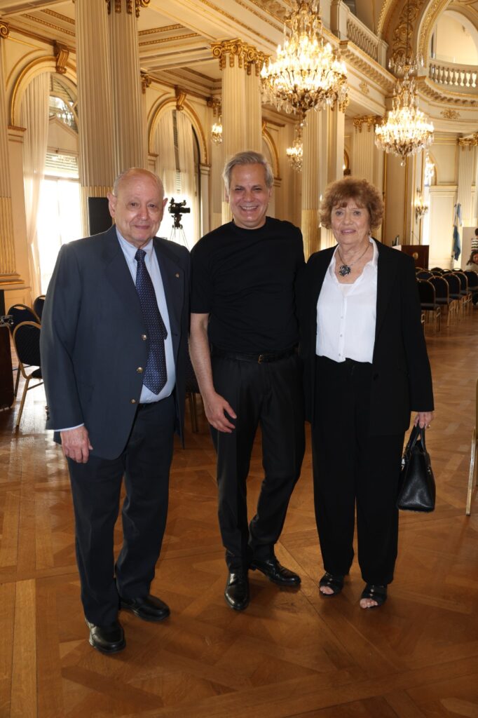 Francisco Ayala fue distinguido como Personalidad Destacada de la Cultura